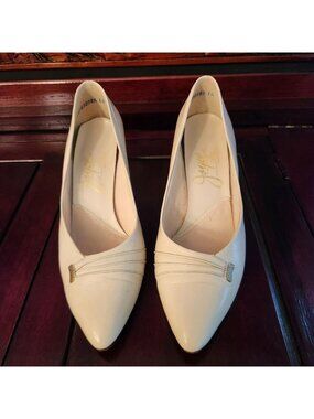 Vintage Joyce Heels Ivory Leather Pointed Toe Pumps With Gold Accent Size 8
